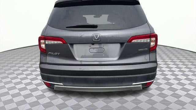 2022 Honda Pilot Touring w/Rear Captain's Chairs