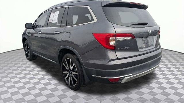 2022 Honda Pilot Touring w/Rear Captain's Chairs