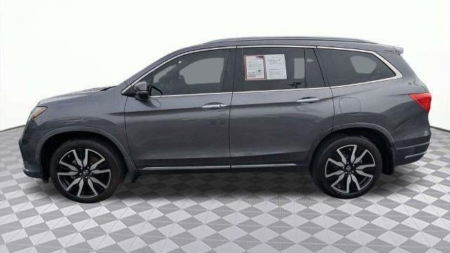 2022 Honda Pilot Touring w/Rear Captain's Chairs