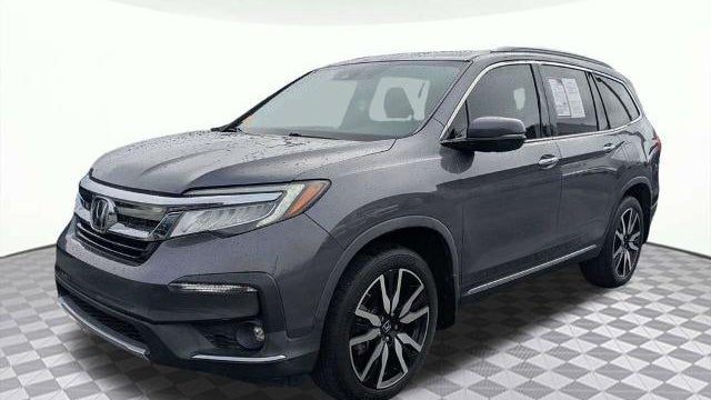 2022 Honda Pilot Touring w/Rear Captain's Chairs
