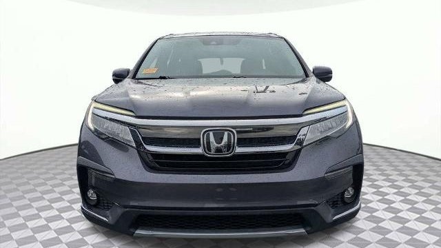 2022 Honda Pilot Touring w/Rear Captain's Chairs