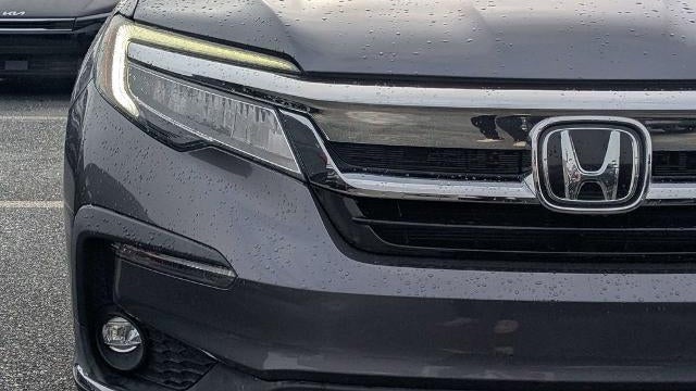 2022 Honda Pilot Touring w/Rear Captain's Chairs