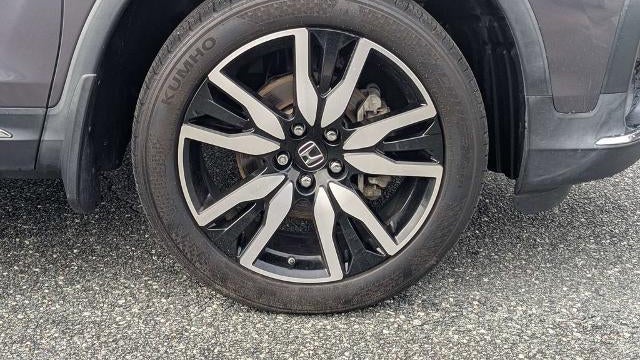 2022 Honda Pilot Touring w/Rear Captain's Chairs