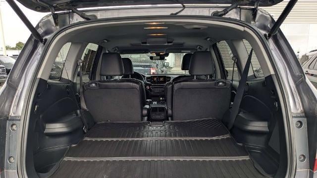 2022 Honda Pilot Touring w/Rear Captain's Chairs