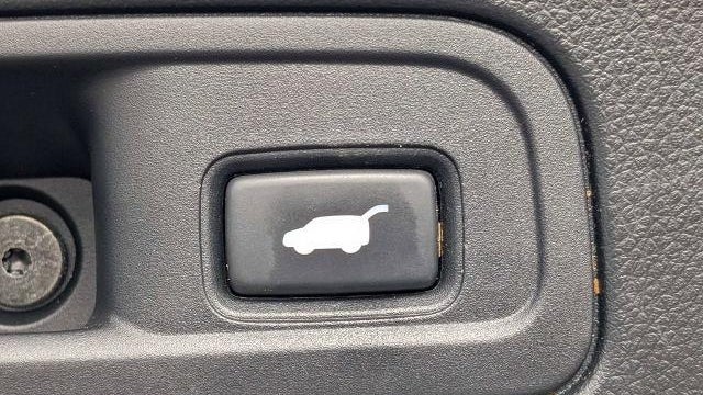 2022 Honda Pilot Touring w/Rear Captain's Chairs