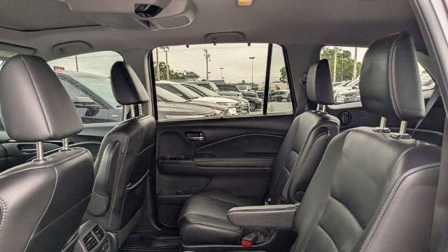 2022 Honda Pilot Touring w/Rear Captain's Chairs