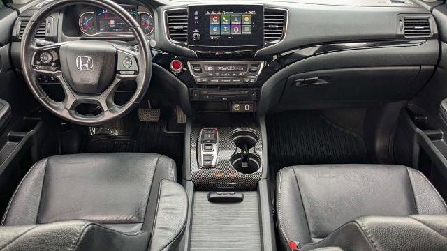 2022 Honda Pilot Touring w/Rear Captain's Chairs