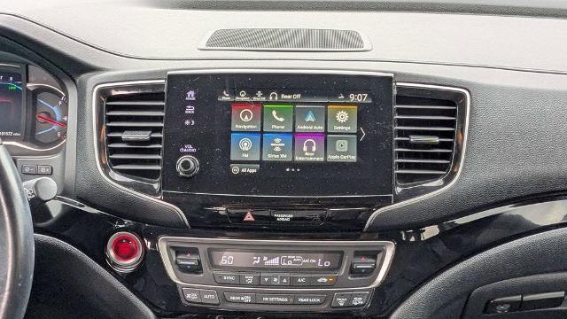 2022 Honda Pilot Touring w/Rear Captain's Chairs