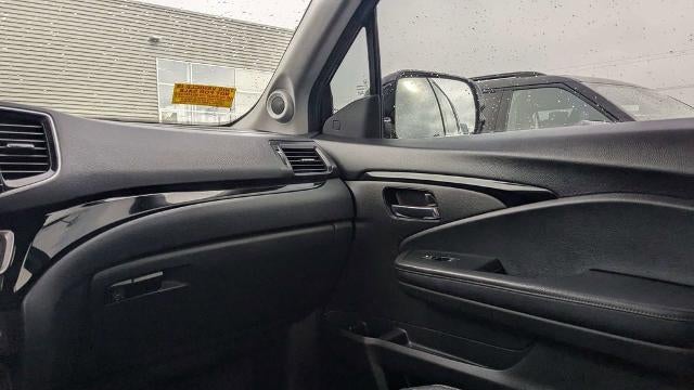 2022 Honda Pilot Touring w/Rear Captain's Chairs