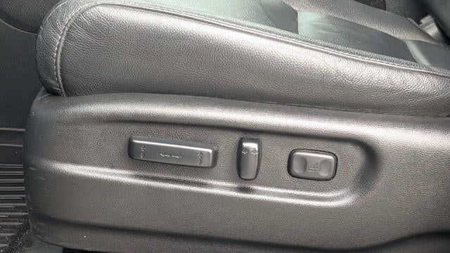 2022 Honda Pilot Touring w/Rear Captain's Chairs