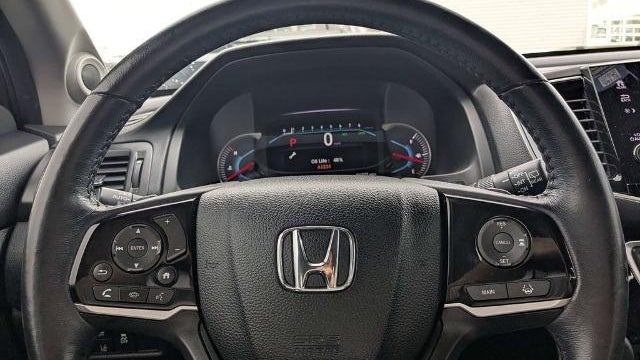 2022 Honda Pilot Touring w/Rear Captain's Chairs
