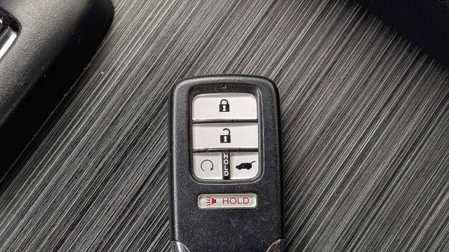 2022 Honda Pilot Touring w/Rear Captain's Chairs