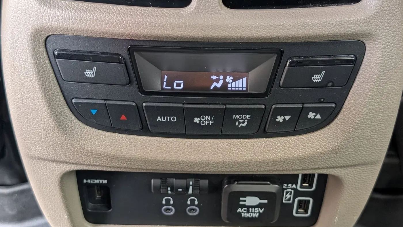 2022 Honda Pilot Touring w/Rear Captain's Chairs