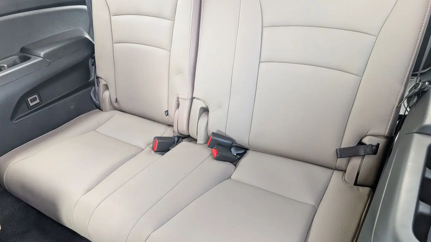 2022 Honda Pilot Touring w/Rear Captain's Chairs