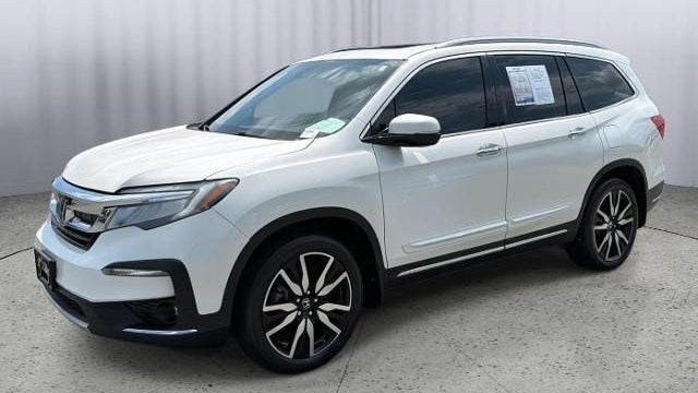 2019 Honda Pilot Touring w/Rear Captain's Chairs