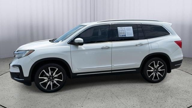 2019 Honda Pilot Touring w/Rear Captain's Chairs