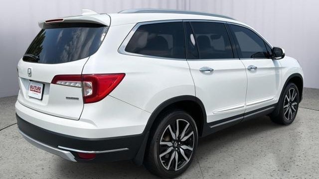 2019 Honda Pilot Touring w/Rear Captain's Chairs