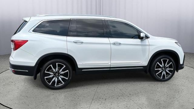2019 Honda Pilot Touring w/Rear Captain's Chairs