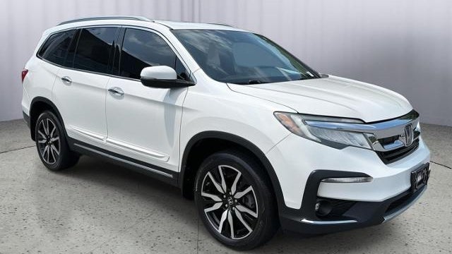 2019 Honda Pilot Touring w/Rear Captain's Chairs