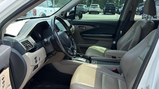 2019 Honda Pilot Touring w/Rear Captain's Chairs