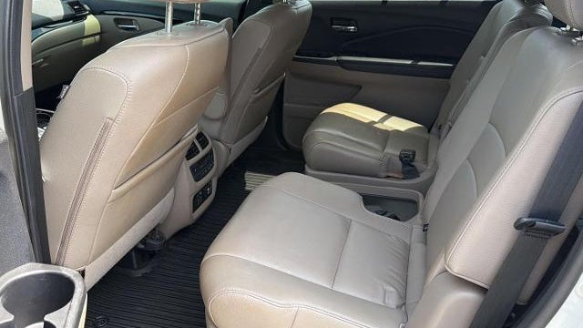 2019 Honda Pilot Touring w/Rear Captain's Chairs