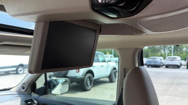 2019 Honda Pilot Touring w/Rear Captain's Chairs