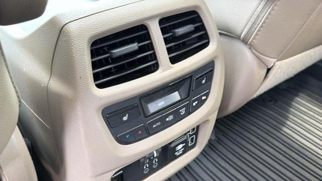 2019 Honda Pilot Touring w/Rear Captain's Chairs
