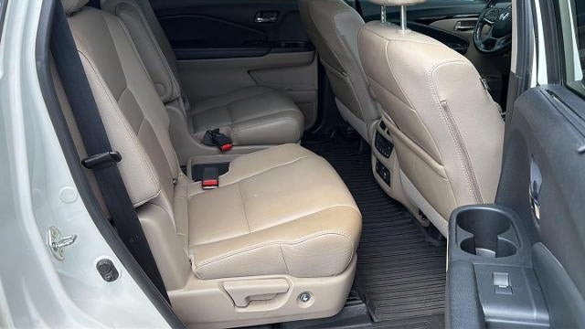 2019 Honda Pilot Touring w/Rear Captain's Chairs