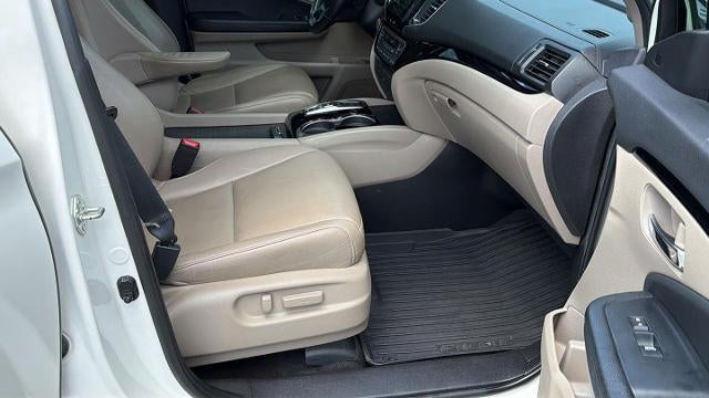 2019 Honda Pilot Touring w/Rear Captain's Chairs