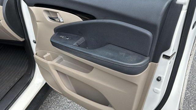 2019 Honda Pilot Touring w/Rear Captain's Chairs