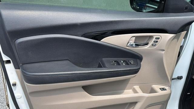2019 Honda Pilot Touring w/Rear Captain's Chairs