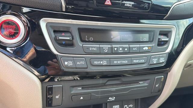 2019 Honda Pilot Touring w/Rear Captain's Chairs