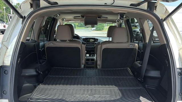 2019 Honda Pilot Touring w/Rear Captain's Chairs