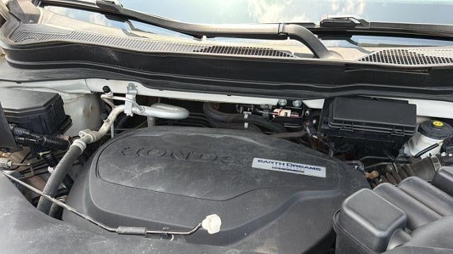 2019 Honda Pilot Touring w/Rear Captain's Chairs