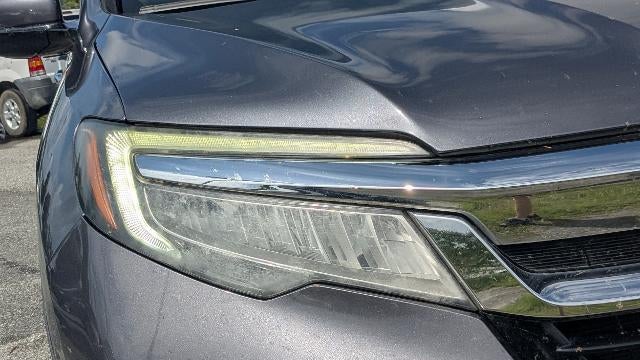 2019 Honda Pilot Touring w/Rear Captain's Chairs