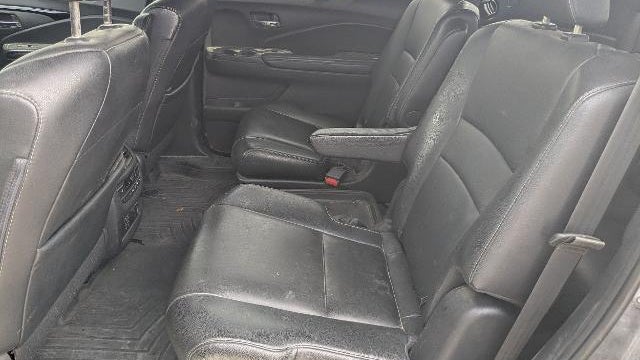 2019 Honda Pilot Touring w/Rear Captain's Chairs