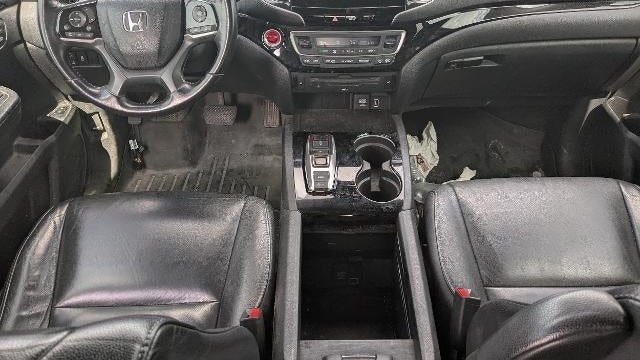 2019 Honda Pilot Touring w/Rear Captain's Chairs