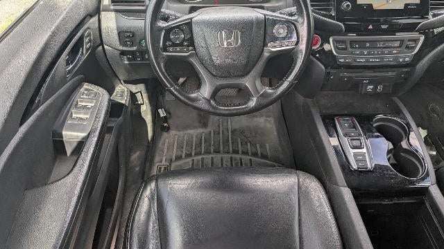 2019 Honda Pilot Touring w/Rear Captain's Chairs