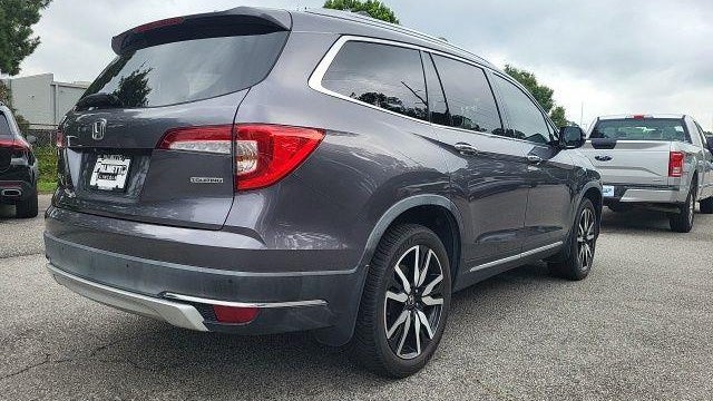 2020 Honda Pilot Touring w/Rear Captain's Chairs