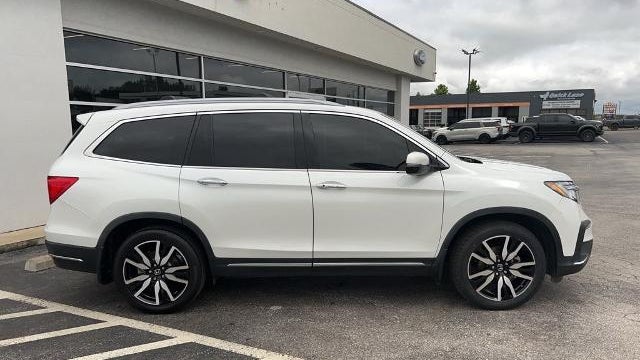 2021 Honda Pilot Touring w/Rear Captain's Chairs