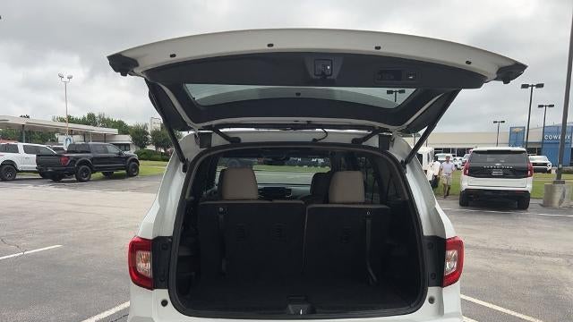 2021 Honda Pilot Touring w/Rear Captain's Chairs