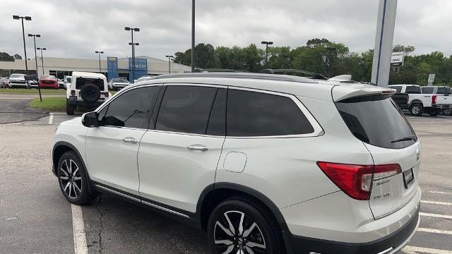 2021 Honda Pilot Touring w/Rear Captain's Chairs