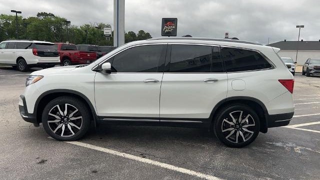 2021 Honda Pilot Touring w/Rear Captain's Chairs