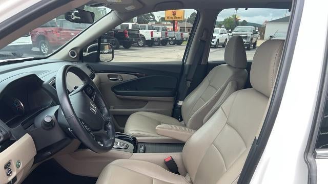 2021 Honda Pilot Touring w/Rear Captain's Chairs