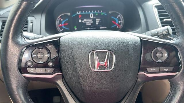 2021 Honda Pilot Touring w/Rear Captain's Chairs