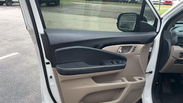 2021 Honda Pilot Touring w/Rear Captain's Chairs