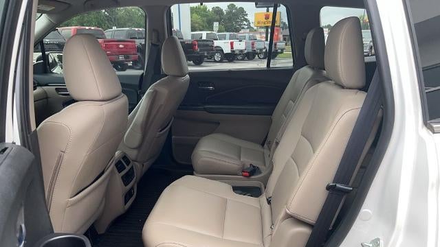 2021 Honda Pilot Touring w/Rear Captain's Chairs