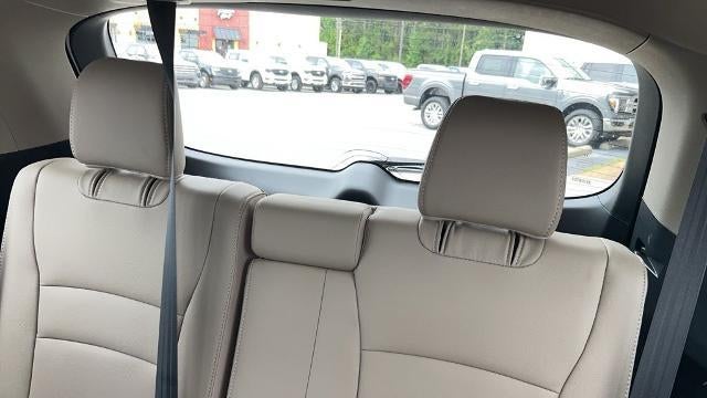2021 Honda Pilot Touring w/Rear Captain's Chairs