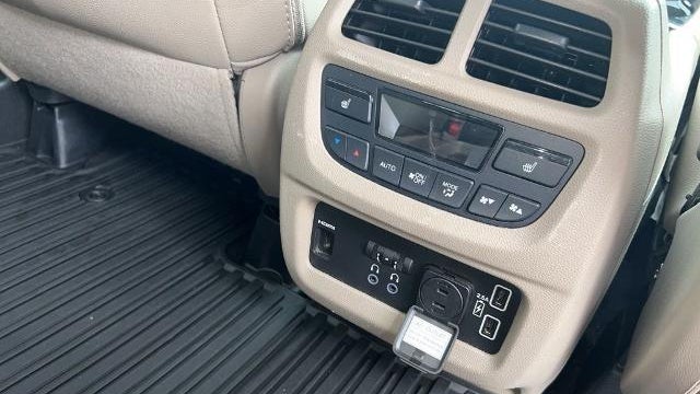 2021 Honda Pilot Touring w/Rear Captain's Chairs