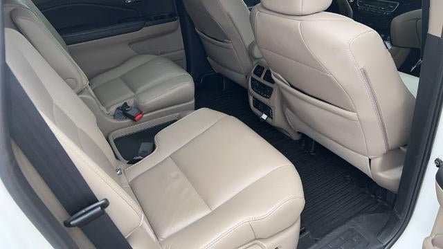2021 Honda Pilot Touring w/Rear Captain's Chairs